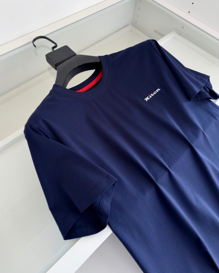 Maglietta navy blu con logo bianco minimalista, comfort elegante per ogni occasione.