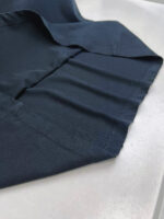 Tessuto navy blue con pieghe eleganti e finiture di alta qualità, ideale per moda e design.