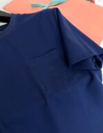 T-shirt navy blue con tasca discreta, tessuto morbido e stile casual elegante.