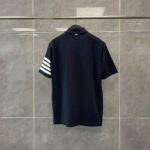 Maglietta polo navy blu da uomo con righe bianche sportive e stile casual elegante.