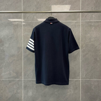 Maglietta polo navy blu da uomo con righe bianche sportive e stile casual elegante.