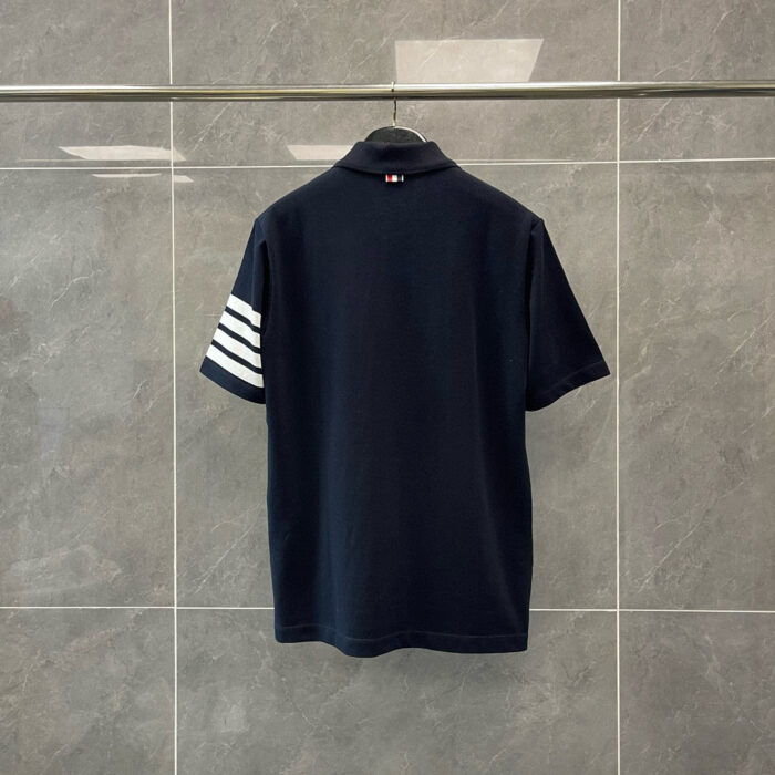 Maglietta polo navy blu da uomo con righe bianche sportive e stile casual elegante.