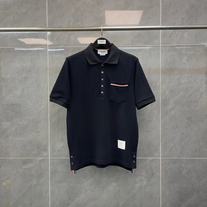 Maglietta polo navy con taschino a banda rossa e dettagli moderni, perfetta per ogni occasione.