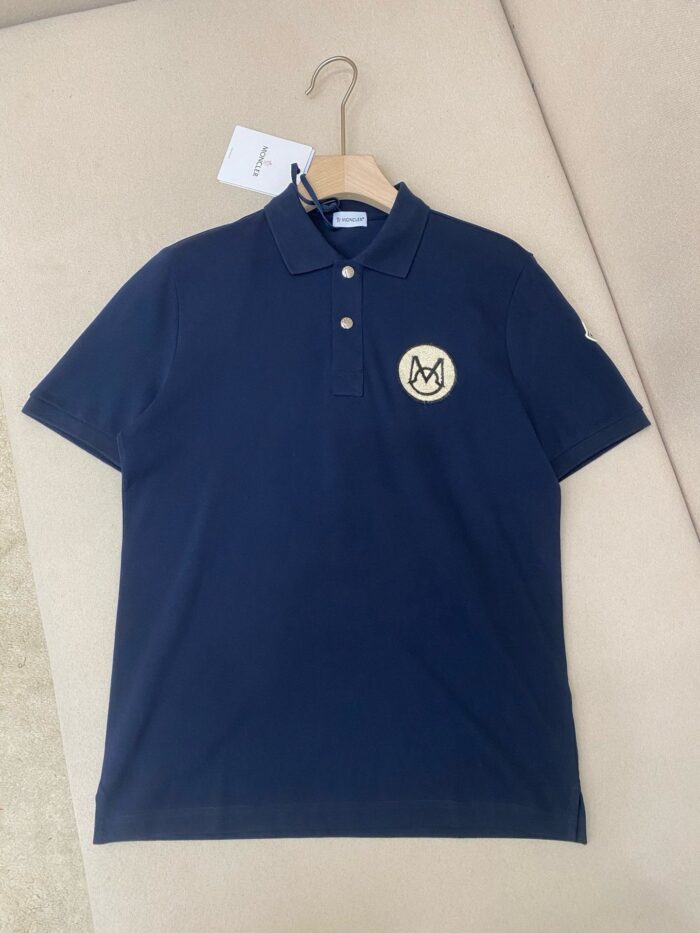 Maglietta polo blu navy con logo animale, stile casual e elegante, ideale per ogni occasione.