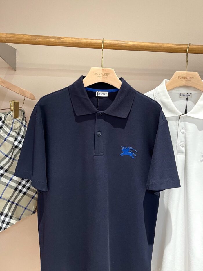 Polo navy con logo ricamato, sfondo a quadri, stile elegante e versatile.