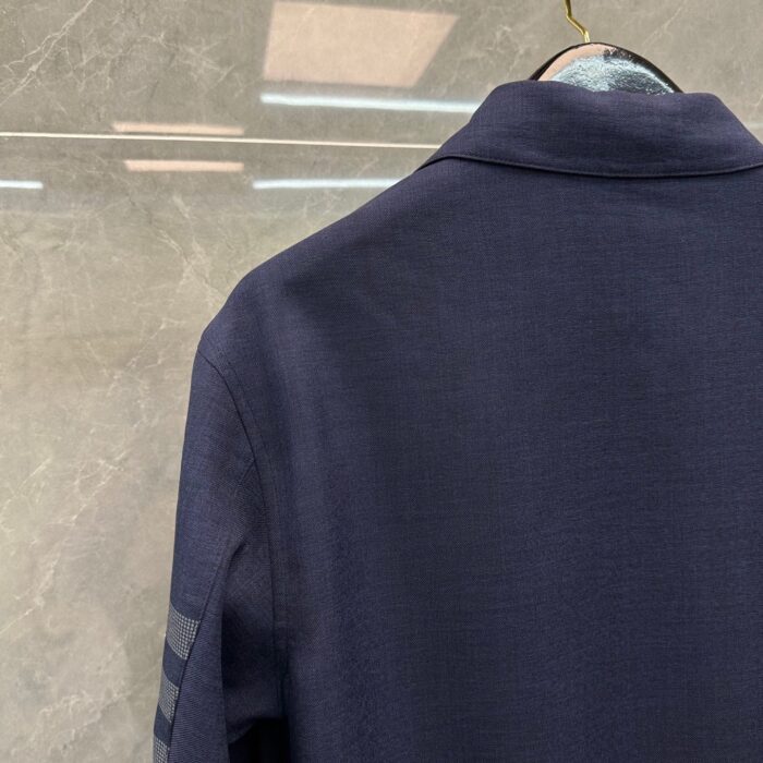 Maglietta polo navy con strisce trendy, elegante e casual, ideale per look moderni e versatili.