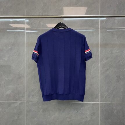 Camicia navy con maniche corte a righe colorate, stile casual e moderno.