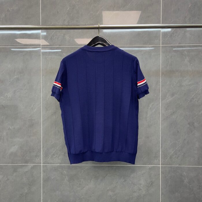 Camicia navy con maniche corte a righe colorate, stile casual e moderno.