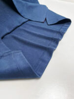 Camicia blu navy elegante, ben curata, ideale per occasioni formali e casual sofisticate.