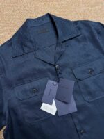 Camicia navy blu casual elegante con taschini, perfetta per occasioni moderne e raffinate.