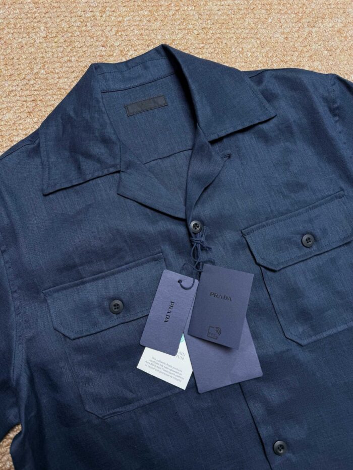 Camicia navy blu casual elegante con taschini, perfetta per occasioni moderne e raffinate.