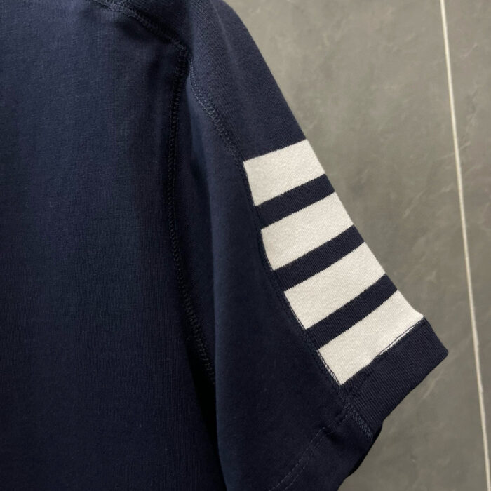 Manica di camicia navy con strisce grigie eleganti e dettaglio di qualità.
