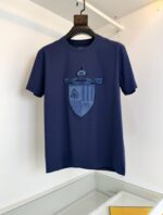 Maglietta navy con logo ricamato stile araldico, casual e made in Italia.
