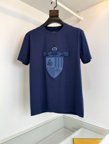 Maglietta navy con logo ricamato stile araldico, casual e made in Italia.