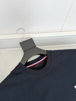 Maglietta navy blu con dettaglio colorato al collo, stile casual e moderno.