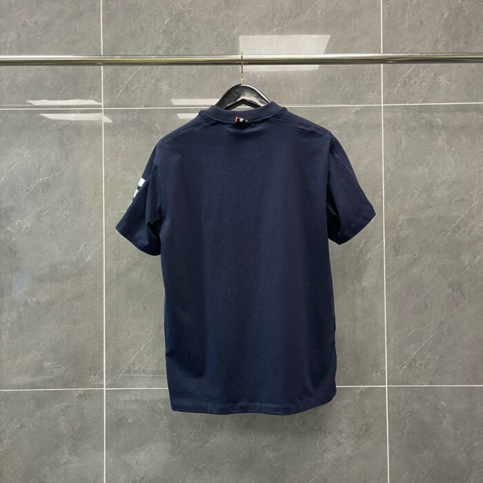 Camicia blu navy a manica corta, tessuto morbido, stile semplice, perfetta per ogni occasione casual.