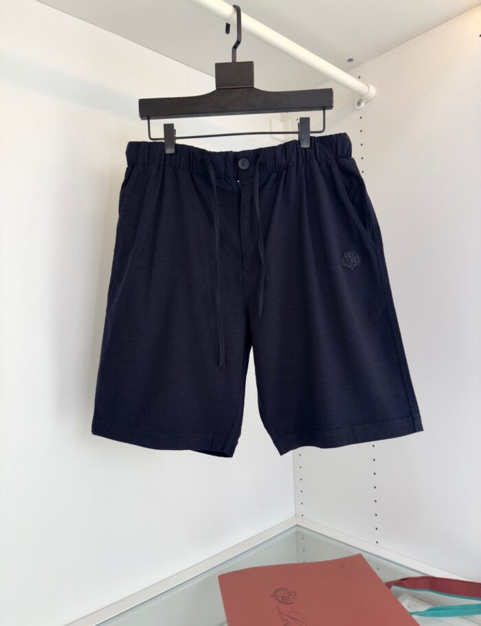 Pantaloncini sportivi blu navy con cintura elastica e coulisse, stile casual e comodo.