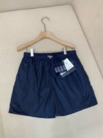 Pantaloncini sportivi blu navy con vita elastica, ideali per attività e relax casuale.