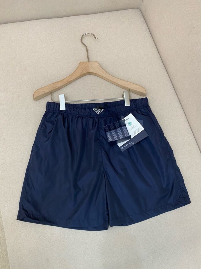 Pantaloncini sportivi blu navy con vita elastica, ideali per attività e relax casuale.