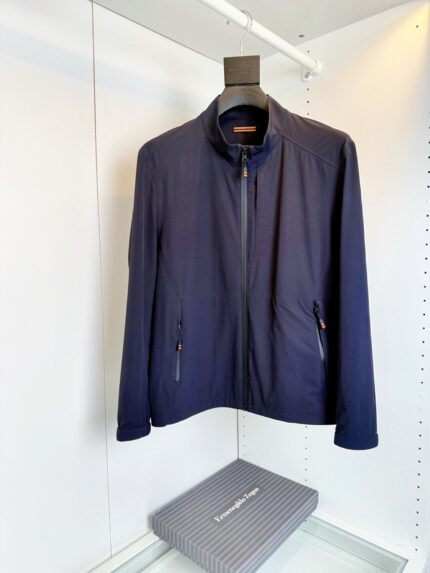 Giacca navy blu minimalista con zip, stand-up collar e stile moderno su manichino.