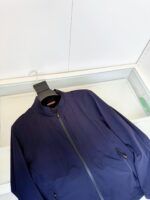 Giacca navy blue minimalista con zip e colletto rialzato, perfetta per uno stile casual e pratico.