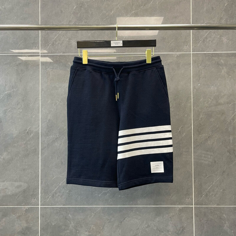 Pantaloncini sportivi navy con strisce bianche, elasticizzati e comodi, ideale per allenamento e stile casual.
