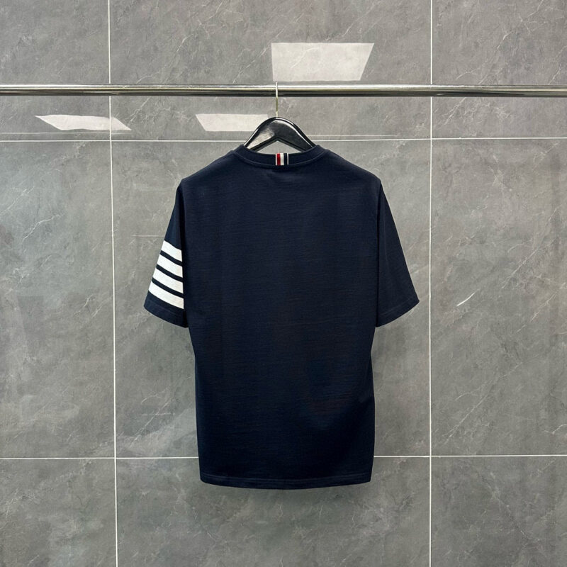 T-shirt navy blu con strisce sportive bianche e dettaglio colorato sul colletto raffinato.