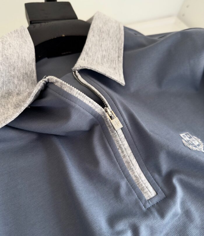 Pullover sportivo in blu navy con colletto grigio e zip, ideale per casual ed esercizio.