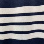 Tessuto a righe navy blu e bianco, elegante, versatile e ideale per capi casual e accessori.