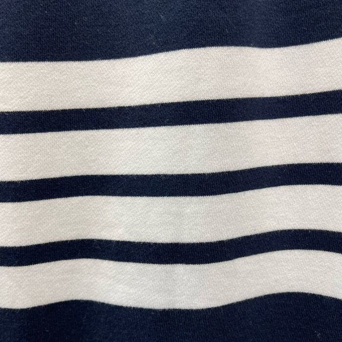 Tessuto a righe navy blu e bianco, elegante, versatile e ideale per capi casual e accessori.