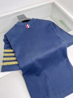Maglietta sportiva navy blu con strisce gialle e dettagli colorati, casual e moderna.