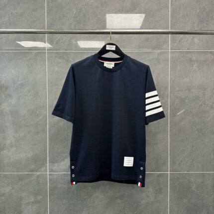 Maglietta navy blu con strisce bianche su manica, dettagli moderni, stile casual e di tendenza.