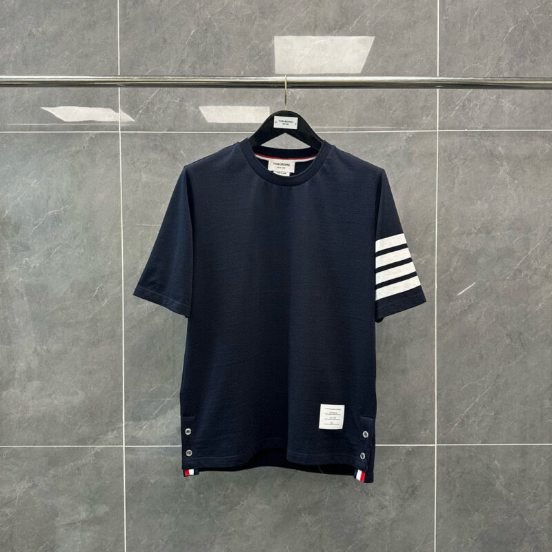 Maglietta navy blu con strisce bianche su manica, dettagli moderni, stile casual e di tendenza.