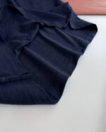 Maglietta blu navy elegante e comoda, tessuto morbido e dettaglio moderno.