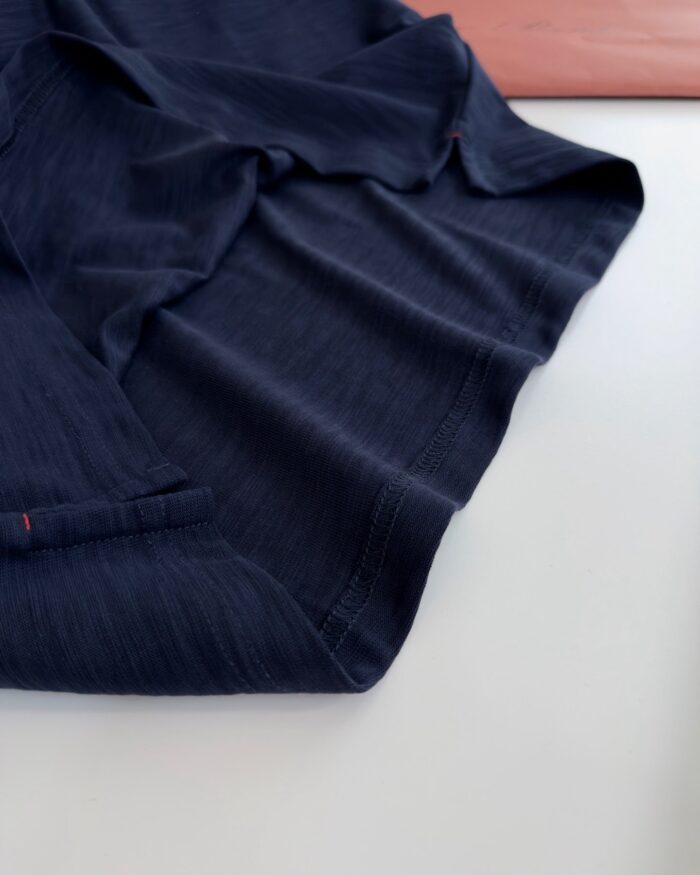 Maglietta blu navy elegante e comoda, tessuto morbido e dettaglio moderno.