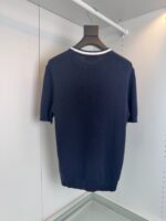 Camicia navy con colletto bianco, stile minimalista, elegante e versatile, perfetta per ogni occasione.