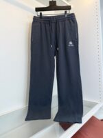 Pantaloni jogger navy blu casual e comodi, con vita regolabile e logo frontale, perfetti per relax.