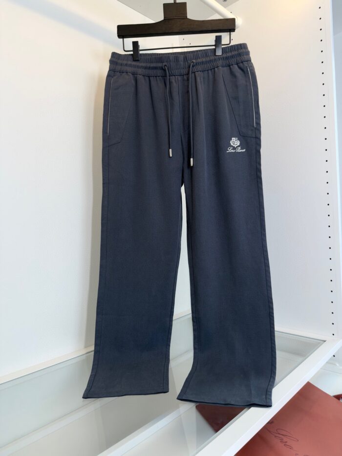 Pantaloni jogger navy blu casual e comodi, con vita regolabile e logo frontale, perfetti per relax.