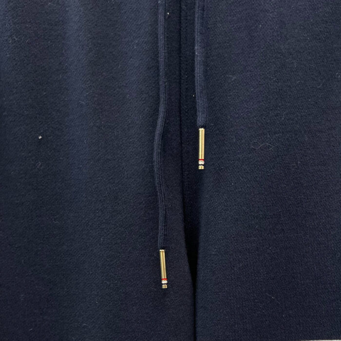 Pantaloni jogger navy con vita elastica, cordini dorati e dettagli di alta qualità.