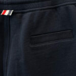 Pantaloni jogger navy con tasca, dettaglio colorato e tessuto morbido, per uno stile casual e sportivo.