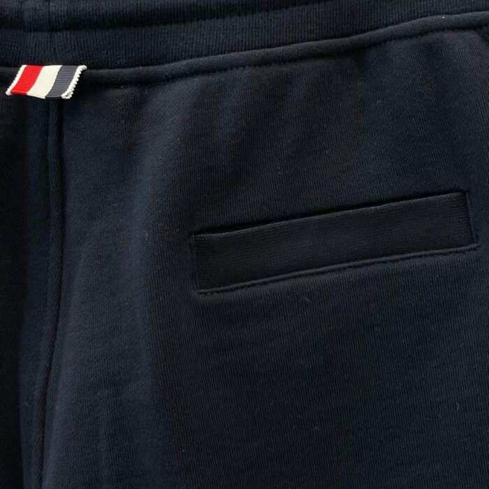 Pantaloni jogger navy con tasca, dettaglio colorato e tessuto morbido, per uno stile casual e sportivo.