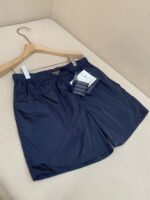 Pantaloncini uomo navy blu leggeri, sportivi, comodi, ideali per estate e attività outdoor.