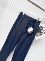 Pantaloni navy blue eleganti da uomo in esposizione, stile raffinato e moderna presentazione.