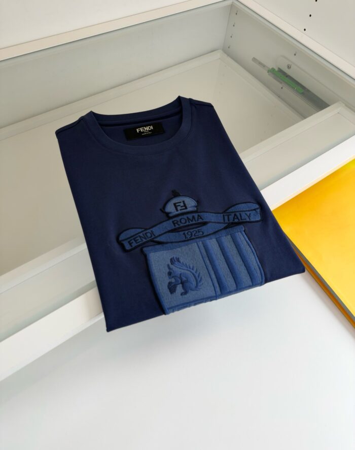 Maglietta Navy Blue con logo embossato e dettaglio a contrasto, stile casual ed elegante.