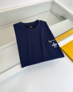 Maglietta navy casual con tasca e logo bianco, stile moderno e versatile, perfetta per ogni occasione.