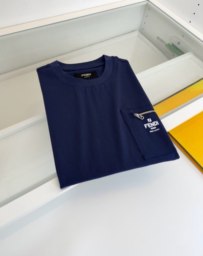 Maglietta navy casual con tasca e logo bianco, stile moderno e versatile, perfetta per ogni occasione.