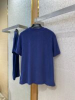 Maglietta navy blue su rack minimalista, stile semplice e versatile per ogni occasione.