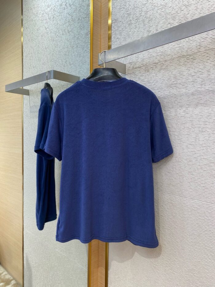 Maglietta navy blue su rack minimalista, stile semplice e versatile per ogni occasione.