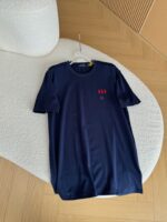 Maglietta navy blue con logo rosso minimalista, perfetta per uno stile casual e moderno.