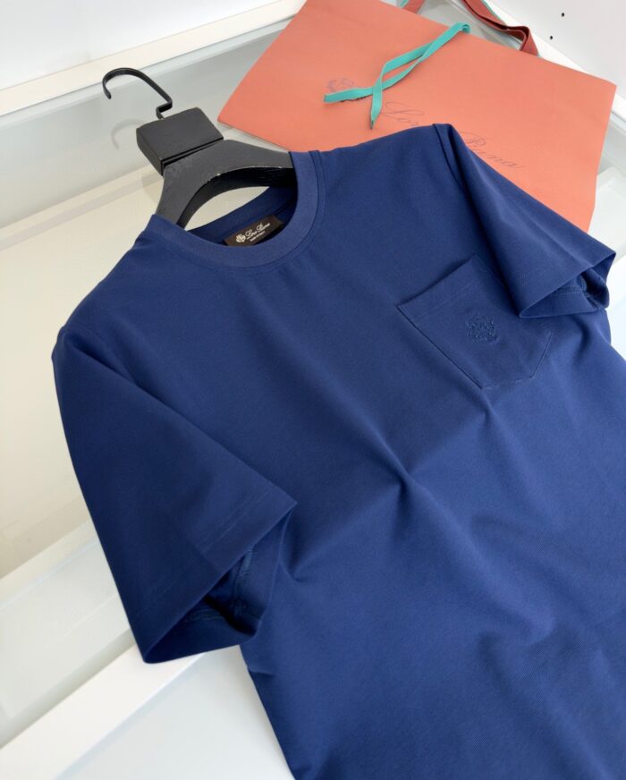 Maglietta navy con taschino e borsa corallo, stile casual e moderno per ogni occasione.